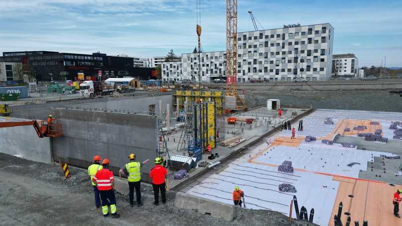 Bei einem Schulbauprojekt in Norwegen wurde ein stark klinkerreduzierter Beton mit der beheizbaren Schalung eingesetzt, die bei geringen Temperaturen für eine zusätzliche Frühfestigkeit sorgt. | Foto: Doka