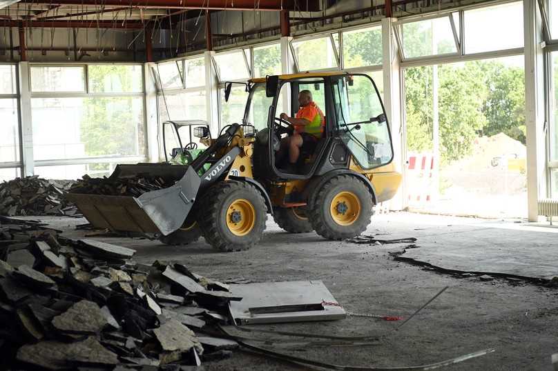 Der Volvo L20 Electric-Radlader sammelt die abgebrochenen Materialien im 1. Stock des Abrissgebäudes ein. | Foto: QUATEX Der Volvo L20 Electric-Radlader sammelt die abgebrochenen Materialien im 1. Stock des Abrissgebäudes ein. | Foto: QUATEX