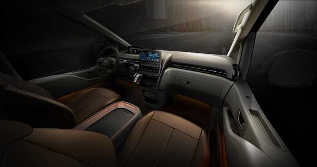 Spacig wirkt auch das Cockpit mit großem Touchdisplay in der Mitte und wuchtiger Mittelkonsole. Der Fahrer blickt zusätzlich auf ein 10,25“ großes Anzeigedisplay. | Foto: Hyundai