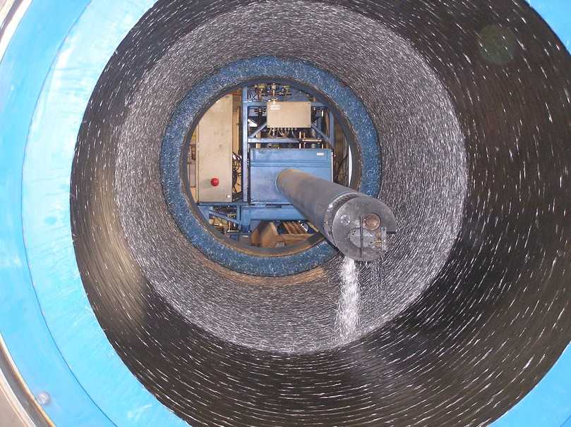 Bei der Herstellung von GFK-Rohren in der Amiblu Hobas Technologie (Schleuderverfahren) werden
am Firmenstandort Trollenhagen im Rahmen eines Recyclingverfahrens Produktionsabfälle
in den eigenen Produktionsablauf zurückgeführt. | Foto: Amiblu Germany GmbH Bei der Herstellung von GFK-Rohren in der Amiblu Hobas Technologie (Schleuderverfahren) werden
am Firmenstandort Trollenhagen im Rahmen eines Recyclingverfahrens Produktionsabfälle
in den eigenen Produktionsablauf zurückgeführt. | Foto: Amiblu Germany GmbH