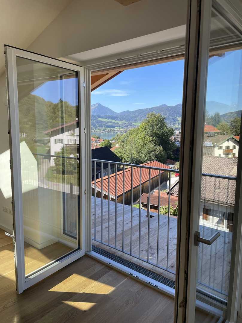 Die neuen Personalwohnungen in Tegernsee bieten einen wunderbaren Ausblick auf die Landschaft am Fuße des Wallbergs. | Foto: Krämmel Unternehmensgruppe