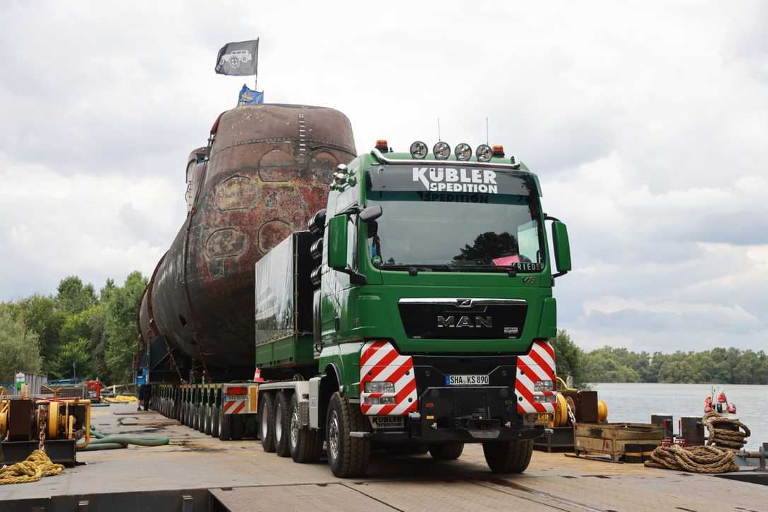 Schwertransport: Spektakuläre U-Boot-Fahrt mit einem MAN TGX nach Sinsheim