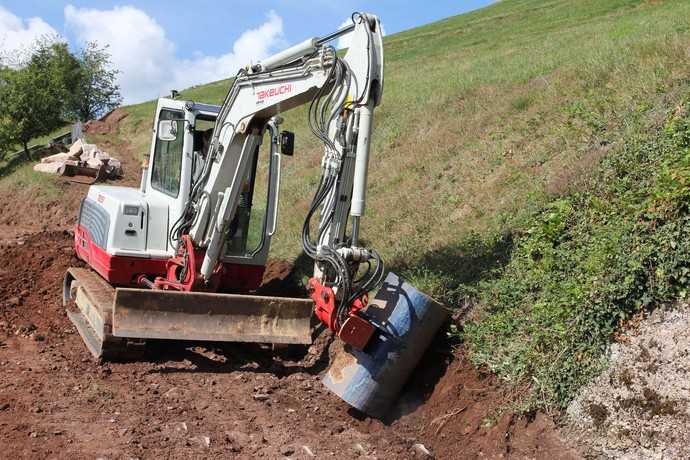 Mit stufenlos einstellbarem Neigungswinkel des Powertilt-Schnellwechslers lässt sich die Böschung  nach Vorgabe formen | Foto: Lehnhoff