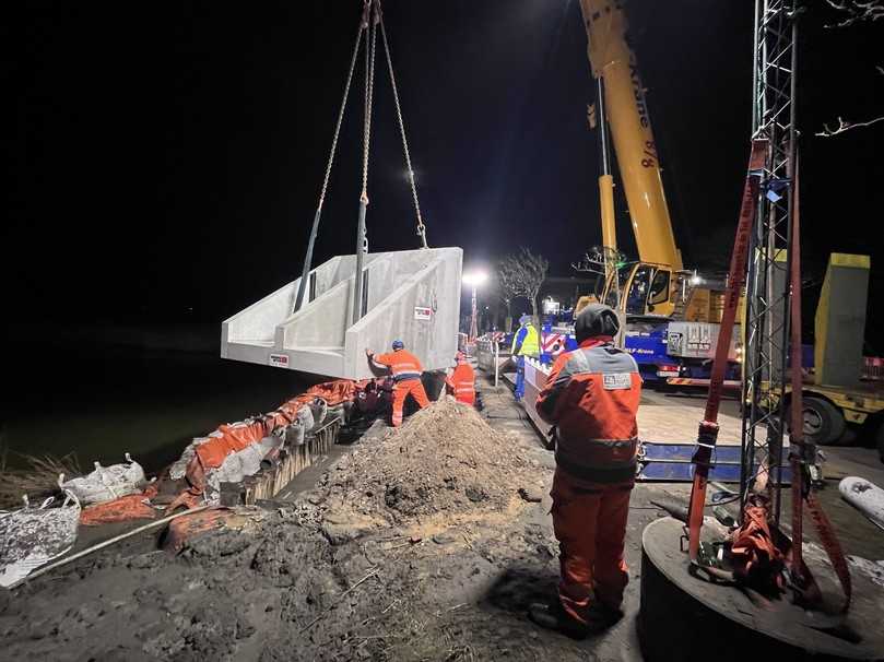 Das 40 Tonnen schwere Einlaufbauwerk beim nächtlichen versetzen mit einem 200-Tonnen-Autokran. | Foto: Rohrsanierung Jensen