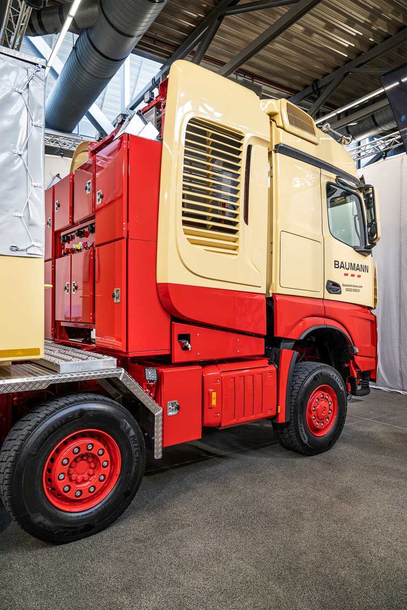 Stauboxen: Auf der Beifahrerseite befinden sich neben der Abgasbox ein Staukasten und ein Frischwassertank mit Wasserhahn. | Foto: Daimler Truck AG