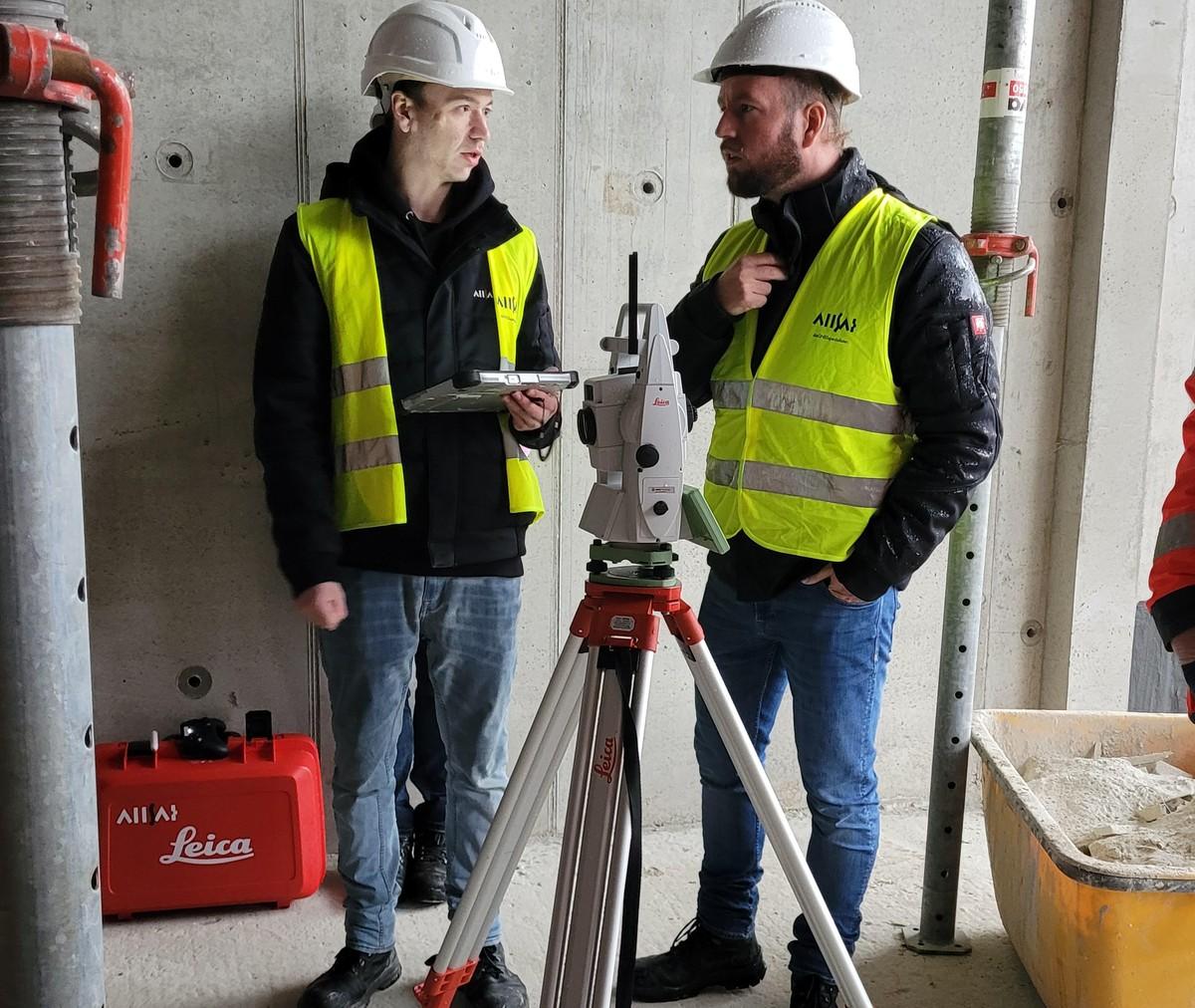 Max Beckmann (l.) und Hans Roth von Allsat präsentieren den HP SitePrint: Zusammen mit der Leica-Totalstation lässt sich HP SitePrint über einen Touchscreen steuern. | Foto: B_I/bb