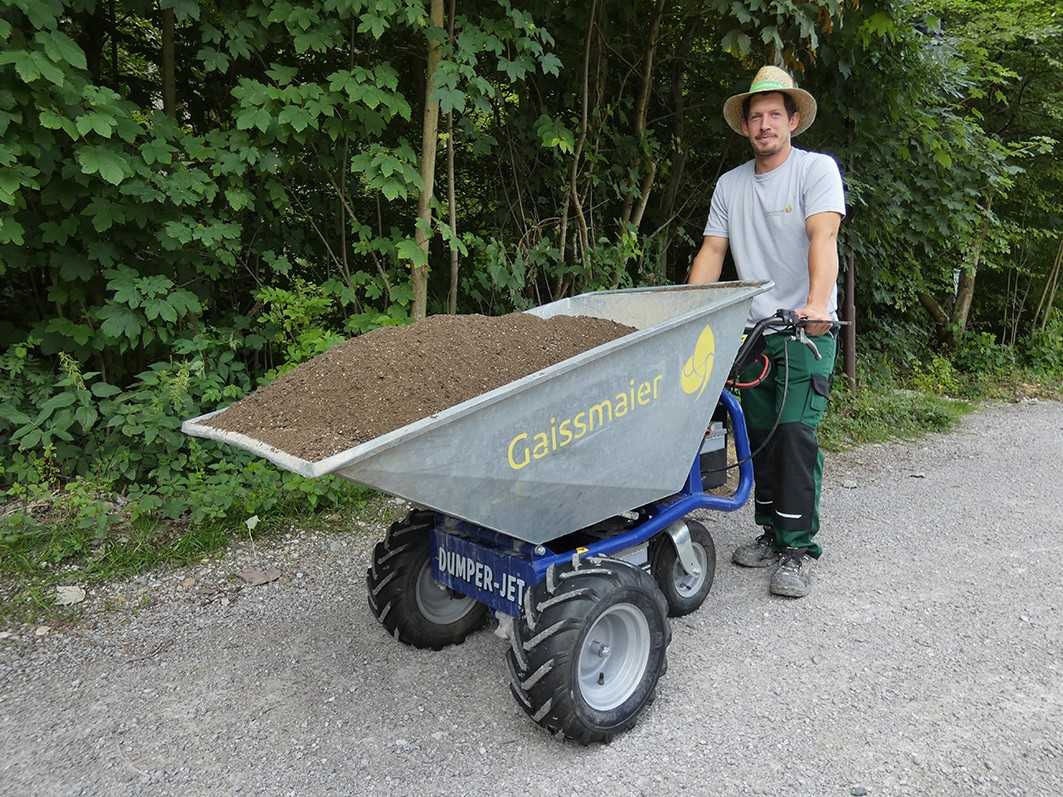 Laut SVLFG können Mini-Dumper und E-Schubkarren beim Schieben und Ziehen helfen