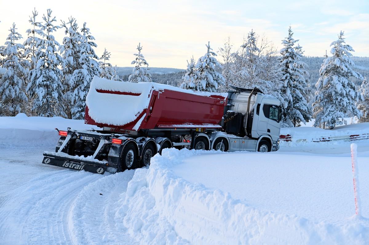 Leicht abschüssig auf schneebedeckter Spur mit dem Scania R 660 XT 6x4 | Foto: Quatex