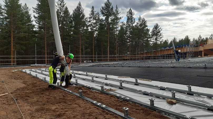 Zusammen mit Dachsubstrat wird auch vormals abgetragener Waldboden verwendet, um den darin enthaltenen Samen zu nutzen. | Foto: MATTAK AS