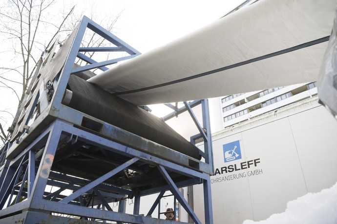 Die Aarsleff Rohrsanierung GmbH saniert einen großen Abwasserkanal mit einem Nadelfilz-Liner. | Foto: KTI