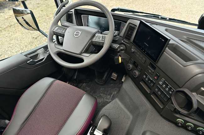 Aufgeräumt und digitalisiert zeigt sich das Cockpit mit zwei Displays im neuen Volvo FMX. Vieles ist vom FH übernommen. | Foto: Quatex