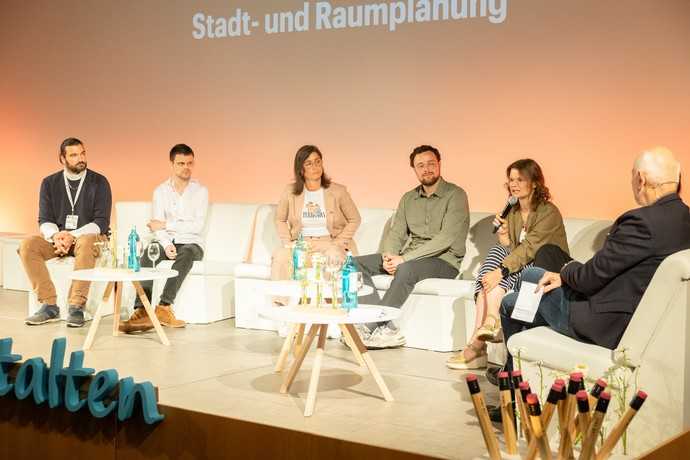 Auf dem „Zukunfts-Congress“ der Nürnberger Fachmesse Stone+Tec entwickelten junge Fachleute aus Wissenschaft und Praxis ein Zukunftsbild des Friedhofs – die Moderation übernahm Zukunftsforscher Matthias Horx. | Foto: Studiokamenar