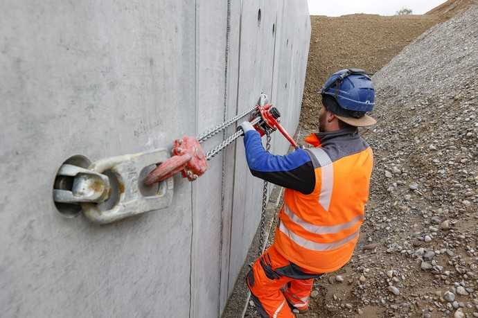 Mit Hilfe von zwei seitlich angeschlagenen Kettenzügen werden die Rohre zusammengezogen. | Foto: Güteschutz Kanalbau