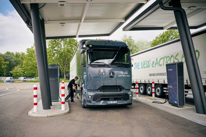 Boxenstopp: Das Aufladen der Fahrakkus erfolgt noch per CCS-Stecker mit maximal 400 kW. | Foto: Daimler Truck AG