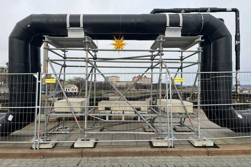 Um die Verkehrseinschränkungen so gering wie möglich zu halten, brachten Mitarbeiter von Ludwig Pfeiffer die vorbereiteten 8 Meter langen und 3 Meter hohen Dehnbögen in Nachtschichten an, als die Straßenbahn ohnehin Betriebspause hatte. | Foto: Ludwig Pfeiffer Hoch- und Tiefbau Um die Verkehrseinschränkungen so gering wie möglich zu halten, brachten Mitarbeiter von Ludwig Pfeiffer die vorbereiteten 8 Meter langen und 3 Meter hohen Dehnbögen in Nachtschichten an, als die Straßenbahn ohnehin Betriebspause hatte. | Foto: Ludwig Pfeiffer Hoch- und Tiefbau