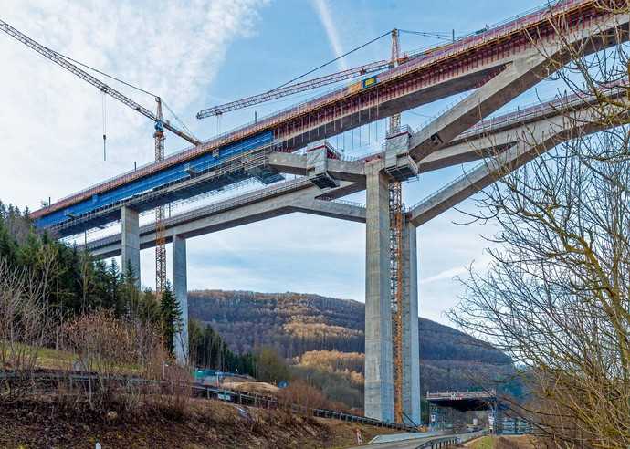 Aktuelle Gerüst- und Schalungsprojekte wie die 85 m hohe Filstalbrücke machen die Wissensvermittlung in den Online-Seminaren anschaulich und praxisnah. | Foto: PERI Deutschland