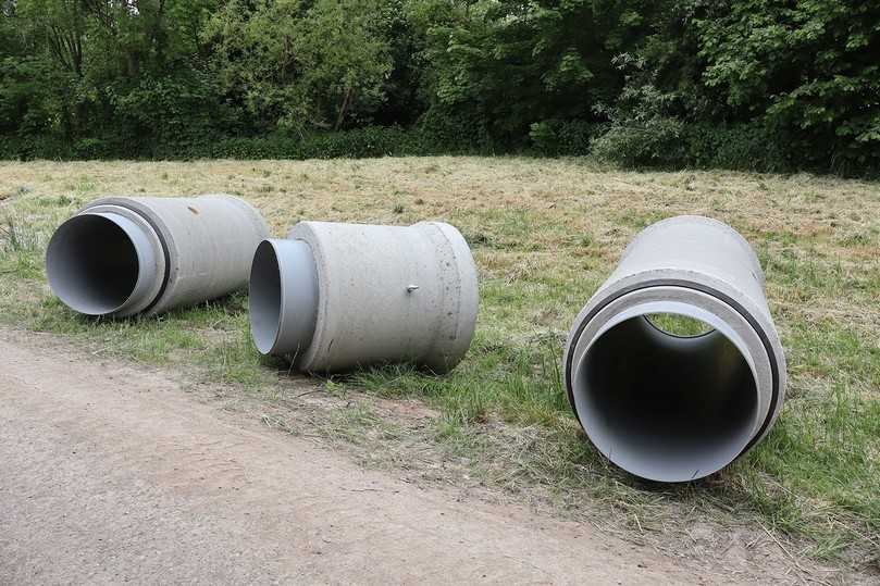 Das innenliegende PVC-U-Rohr beugt durch die glatte Wandung Ablagerungen und Korrosion vor und sorgt für eine gute Hydraulik, während die äußere Betonhülle hohe Stabilität mit sich bringt. | Foto: P.V. Betonfertigteilwerke GmbH Das innenliegende PVC-U-Rohr beugt durch die glatte Wandung Ablagerungen und Korrosion vor und sorgt für eine gute Hydraulik, während die äußere Betonhülle hohe Stabilität mit sich bringt. | Foto: P.V. Betonfertigteilwerke GmbH