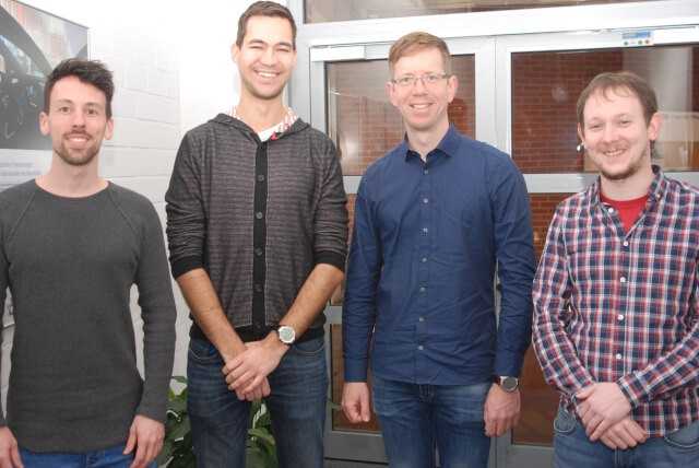 Dr. Tobias Bruckmann (zweiter von rechts) und sein Team forschen und entwickeln Seilroboter. Von links: Roland Boumann, Robin Heidel und Patrik Lemmen. | Foto: B_I/B. Stahn