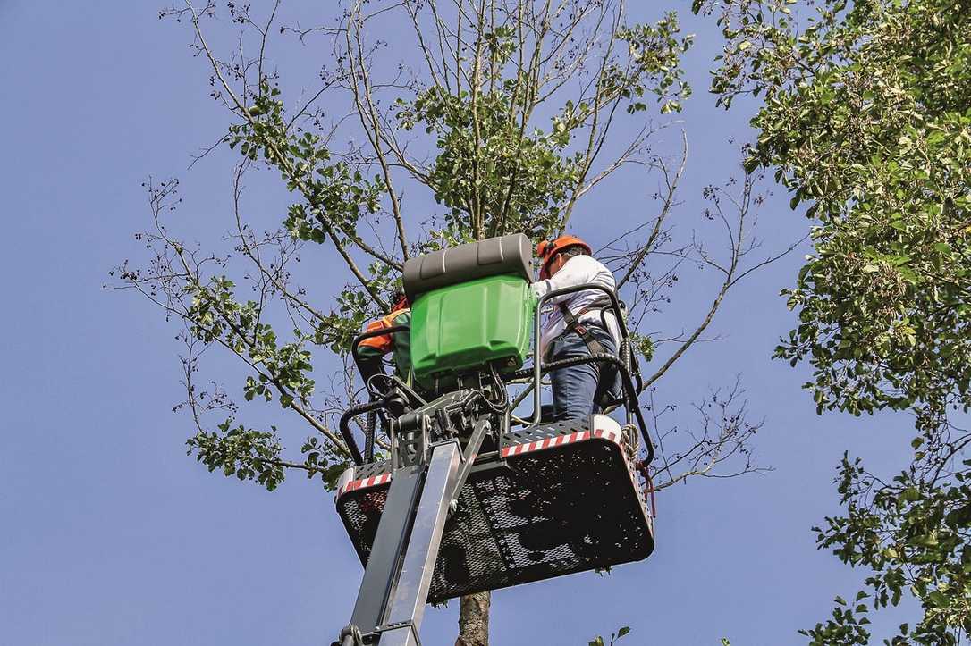 Selbstfahrende Arbeitsbühne Leguan 135 Neo im Praxiseinsatz mit Kommentar.