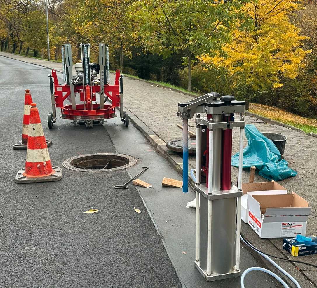 Epoxidharz im Einsatz bei abgesackten Schachtabdeckungen auf der B47 und in Wuppertal