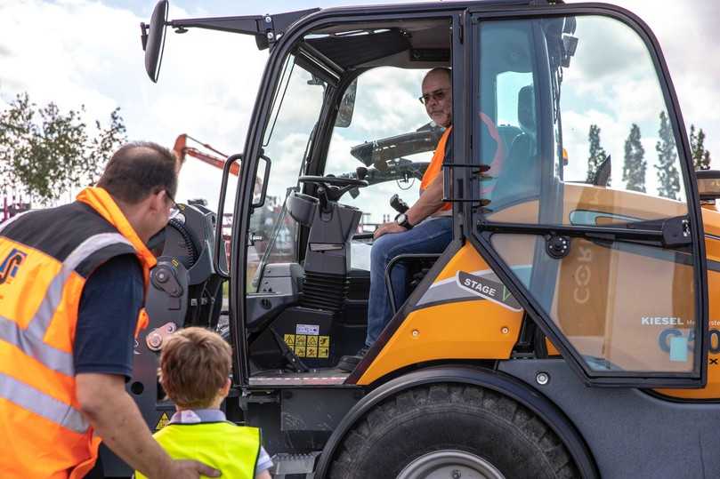 Der kleine Sohn eines Kollegen ist von den Fahrkünsten des Poliers Peter B. auf dem Giant G5000 begeistert und will, wie sein Papa, vieles wissen. | Foto: Coreum