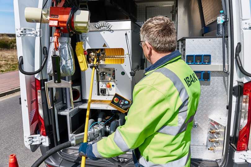 Ob Inspektionskamera, Fräseinheit oder Klimaanlage – der Leistungsbedarf summiert sich schnell. Die Batterie muss so dimensioniert werden, dass alle Verbraucher über den gewünschten Zeitraum betrieben werden können. | Foto: IBAK / Oliver Maier Ob Inspektionskamera, Fräseinheit oder Klimaanlage – der Leistungsbedarf summiert sich schnell. Die Batterie muss so dimensioniert werden, dass alle Verbraucher über den gewünschten Zeitraum betrieben werden können. | Foto: IBAK / Oliver Maier