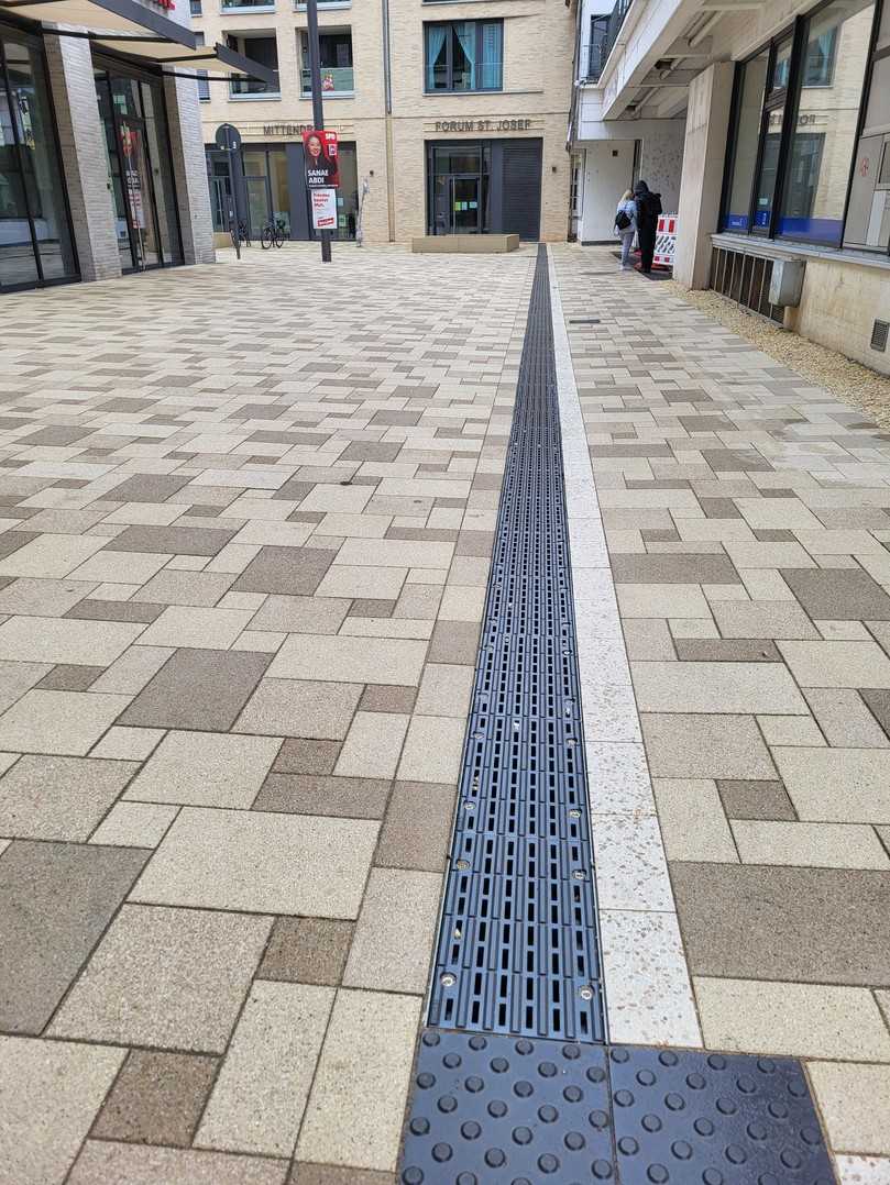Der Anschluss der Birco-Sir Blindenleitabdeckung an das bestehende Aufmerksamkeitsfeld mit Noppen aus Beton gelingt nahtlos. | Foto: Birco Der Anschluss der Birco-Sir Blindenleitabdeckung an das bestehende Aufmerksamkeitsfeld mit Noppen aus Beton gelingt nahtlos. | Foto: Birco