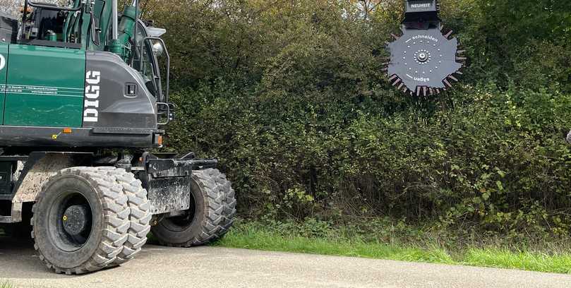 Die Wall- und Heckenschere Cutwheel arbeitet in zwei Richtungen und kann sowohl schneiden als auch sägen. Am Baggerarm kann das Anbaugerät in einer Höhe von acht bis zehn Metern arbeiten und ersetzt den Hubsteiger. | Foto: Holp