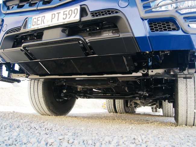 Gut geschützte Aggregate: Massive Bleche bewahren Kühler und Ölwanne vor Bodenkontakten. | Foto: Mercedes Benz Trucks