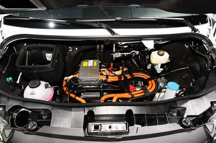 Unter der Fronthaube befinden sich die gesamte Leistungselektronik sowie das Kühl-, Temperatur- und Batteriemanagement. | Foto: Mercedes, QUATEX