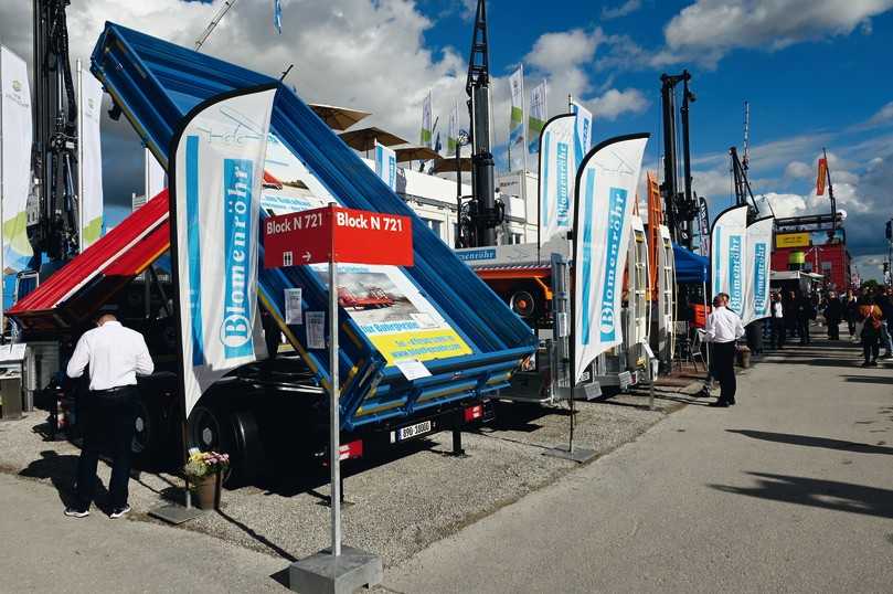 Bei Blomenröhr bildete ein Tandem-Dreiseitenkipper mit niedriger Ladehöhe für 18 t das Messe-Highlight auf der Bauma 2022. | Foto: QUATEX