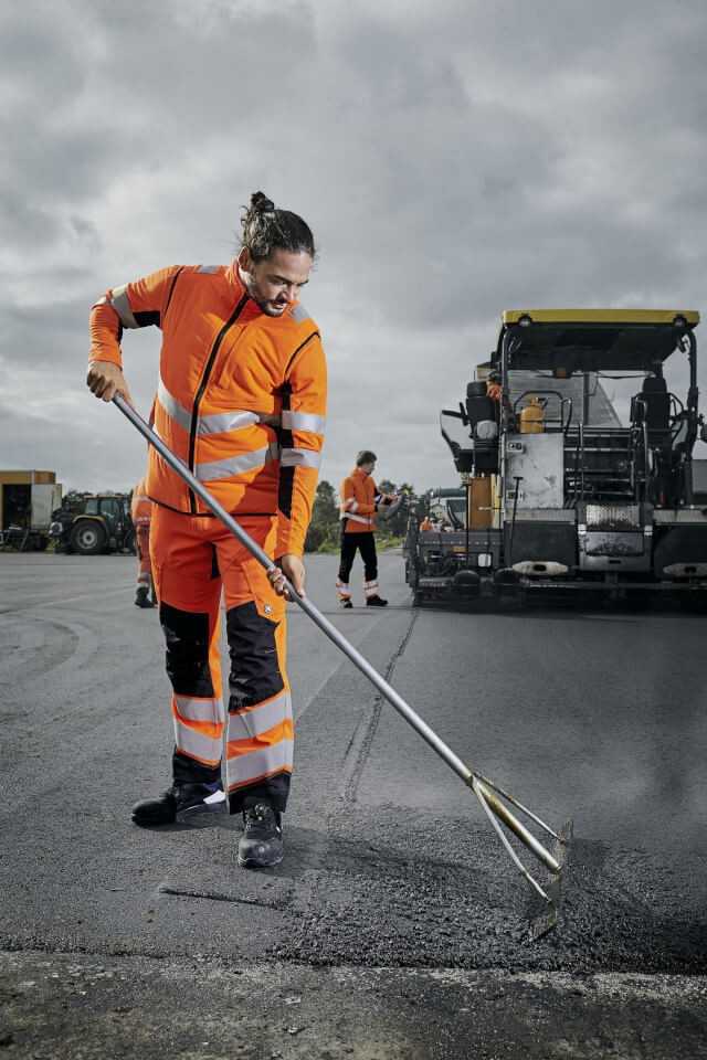 Auch die neuartige, diagonale Reflexstreifenführung macht die Safety zum Hingucker. | Fotos: F. Engel