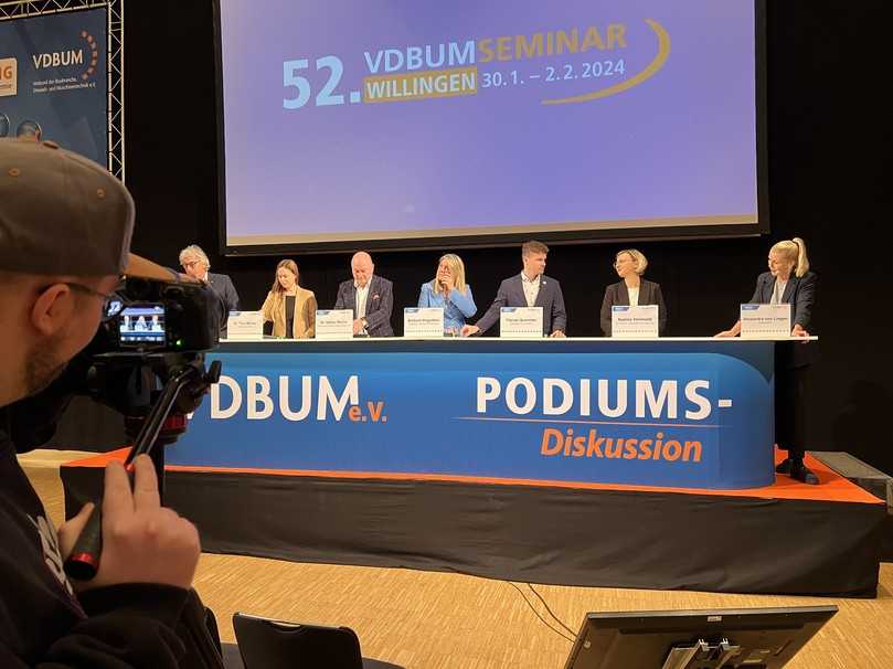 Podiumsdiskussion zum Fachkräftemangel: Moderatorin Alexandra von Lingen (r.) sprach dazu mit (v.l.n.r.) VDBUM-Präsident Peter Guttenberger, Dr. Tina Müller (TLGG-Denkfabrik), Dr. Volker Müller (Unternehmerverbände Niedersachsen), Barbara Hagedorn (Unternehmensgruppe Hagedorn), Florian Semmler (mediapool) und Nadine Hellmold (Co-Check). | Foto: VDBUM