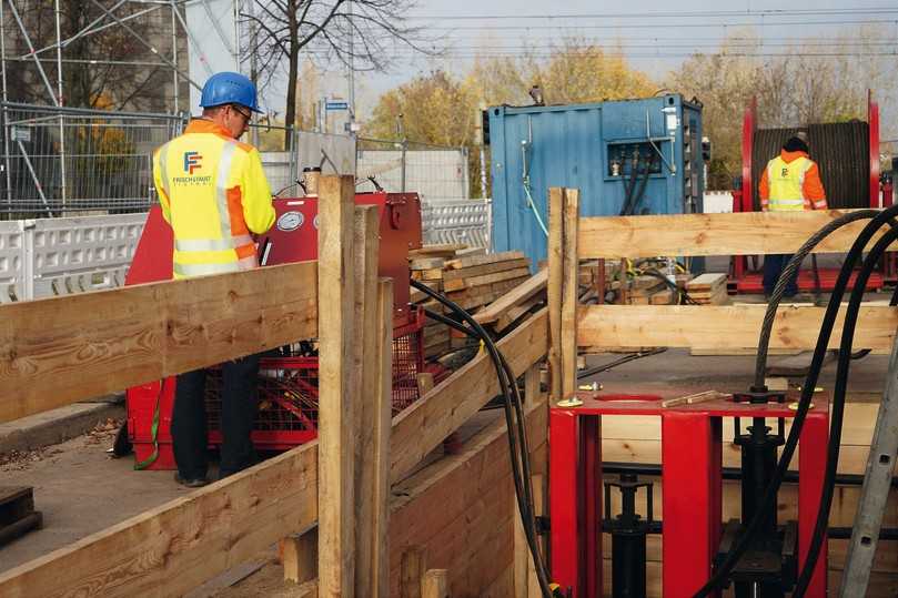 Vorsatzrahmen in der Zielbaugrube mit Hydraulikzylinder | Foto: IBAK