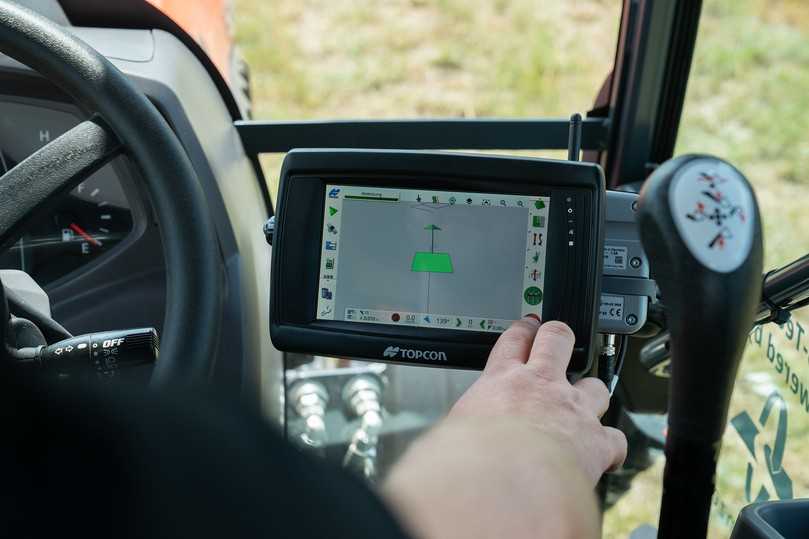 Der Fahrer programmiert den im Kompakttraktor integrierten Lenkcontroller über die seitlich positionierte Touchscreen-Bedienkonsole. | Foto: BH