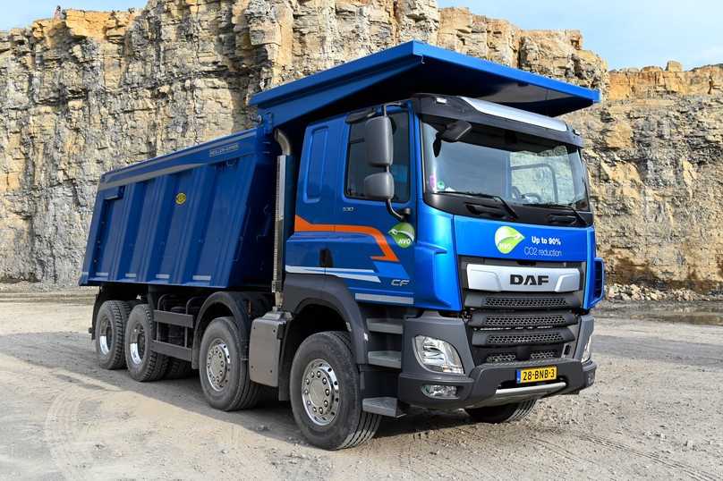 Als klassischer Grubenkipper verkraftet der DAF CF530 FAD 8x4 mit überdimensionaler Meiller-Kippmulde satte Überladungen im Baustellen-transport. | Foto: Quatex