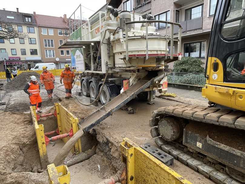 Der Flüssigboden gelangt über eine Rutsche in den Leitungsgraben. | Foto: BQF e.V.