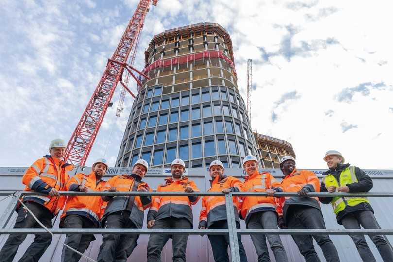 Die Verantwortlichen der ARGE Wolff & Müller und August Reiners um Projektleiter Fabian Sand, Bauleiter Markus Karl und Polier Andreas Horvat-Nickel freuen sich zusammen mit Peri-Fachberater Jörg Dietrich über das rundum gelungene Projekt. | Foto: Peri Deutschland Die Verantwortlichen der ARGE Wolff & Müller und August Reiners um Projektleiter Fabian Sand, Bauleiter Markus Karl und Polier Andreas Horvat-Nickel freuen sich zusammen mit Peri-Fachberater Jörg Dietrich über das rundum gelungene Projekt. | Foto: Peri Deutschland