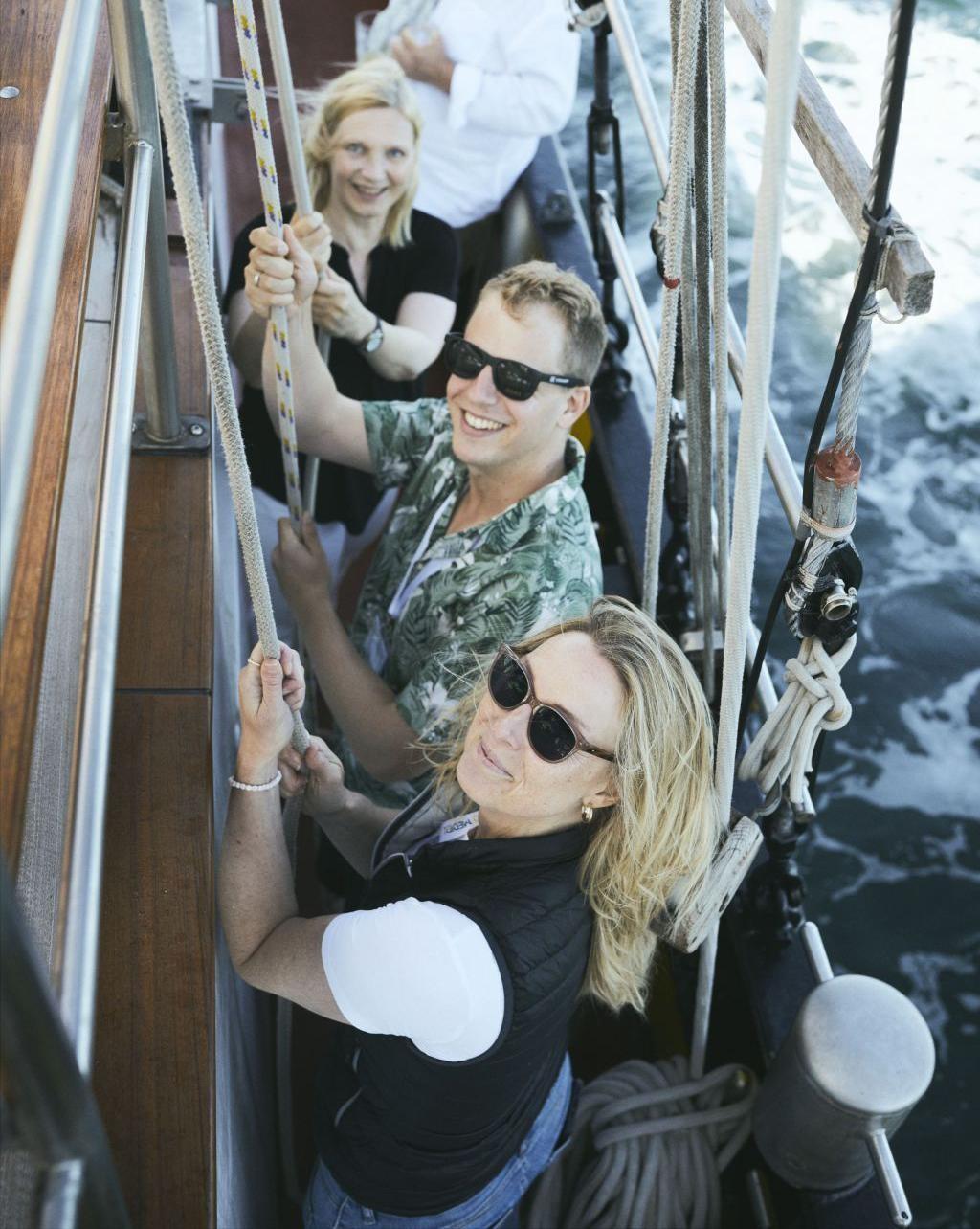 Voran kommen wir nur zusammen - das gilt in der Kommunikation wie beim Segeln. Hier (von vorn) Tanja Holst von ACO,  Vertriebsprofi Armin Berggötz und Redakteurin Britta Brinkmeier. | Foto: B_I MEDIEN