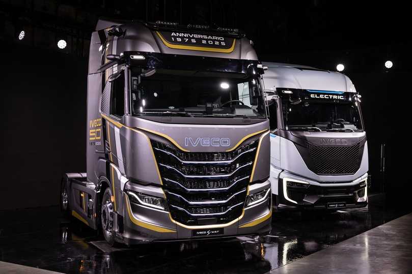 Das Sondermodell S-Way „Anniversario“ (links) bringt Iveco zum 50-jährigen Firmenjubiläum heraus. Zeitgleich startet der vollelektrische S-eWay Artic als Sattelzugmaschine. | Foto: Iveco Das Sondermodell S-Way „Anniversario“ (links) bringt Iveco zum 50-jährigen Firmenjubiläum heraus. Zeitgleich startet der vollelektrische S-eWay Artic als Sattelzugmaschine. | Foto: Iveco