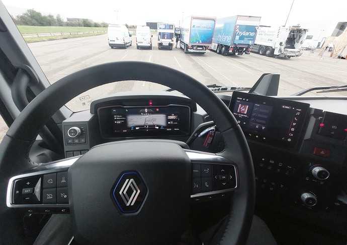 Das Cockpit im Renault E-Tech T: Neues Multifunktionslenkrad und digitales, individuell einstellbares Fahrerinformationsdisplay kennzeichnen die elektrische C- und T-Baureihe. | Foto: OWI Media