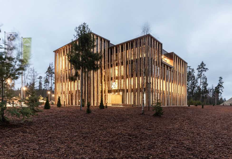 Holzbau-Projekt: Holz-Hybridbau mit Baumstamm-Fassade