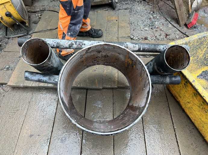 Mit Abrasiv-Wasserstrahlen geschnittene Stahlrohre und verschweißte Querriegel | Foto: Mauerspecht
