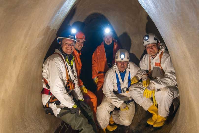 Vor Ort-Termin im Kanal: Jan Wozniak vom Büro Stein Ingenieure, Mario Remo Veronese und Karin Fluhr von der Stadtentwässerung Augsburg mit Bauleiter Bernd Hubert und Geschäftsführer Sebastian Gorecki von der HS Kanalsanierung GmbH. | Foto: Andreas Mauritz