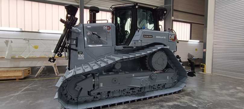 Grauer kann Gold kaum glänzen: Auf die bauma 2025 kommt der Jubiläums-Dozer in Sonderlackierung. | Foto: Caterpillar