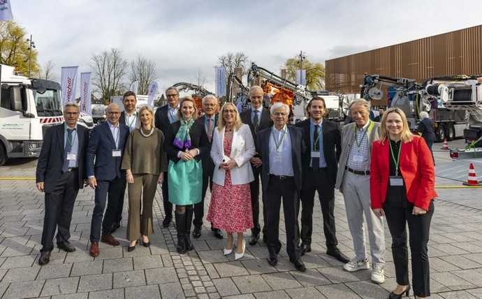 V.l.n.r.: Ulrich Jöckel, Dr. Christian Falk, Daniel Wittmann, Cornelia Jöckel-Tschada, Prof. Karsten Kerres, OB Dr. Claudia Alfons, Univ.-Prof. Max Dohmann, Dr. Juliane Thimet, Univ.-Prof. Karsten Körkemeyer, Dr. Michael Sachweh, Tobias Jöckel, Univ.-Prof. Wolfgang Günthert, Sonja Jöckel | Foto: Christian Flemming