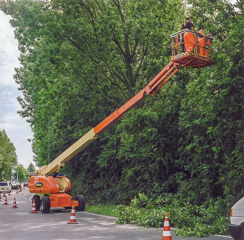 Mit Gelenkteleskopbühnen lassen sich Hindernisse dank des Extragelenks leicht und sicher überwinden. | Foto: Riwal