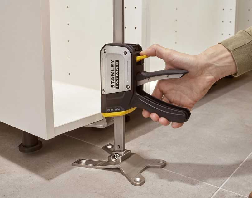 Sicherer und exakter: Der TradeLift erlaubt präzises Arbeiten mit nur einer Hand. | Foto: Stanley Sicherer und exakter: Der TradeLift erlaubt präzises Arbeiten mit nur einer Hand. | Foto: Stanley