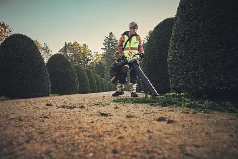 Landschaftsgärtner, Mitarbeiter in Kommunen und Hausmeisterdienste können mit dem neuen Akku-Saughäcksler SHA 140 Laub, Grünschnitt und Schmutz aufsammeln und kleinhäckseln. | Foto: Stihl