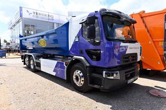 Den Abrollkipper auf Renault Trucks E-Tech D Wide treiben zwei Elektromotoren mit maximal 370 kW an. Bis zu 200 km Reichweite sind möglich. | Foto: Quatex